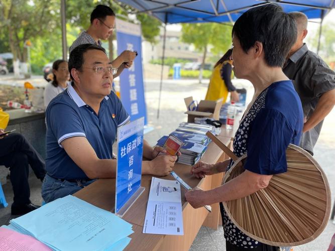 社保政策进乡村 从窗口到心口的温暖跨越